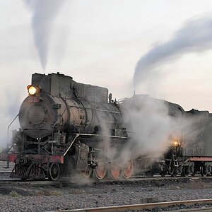 Sandaoling
Schichtwechsel in Dongbolishan.
JS8081 mit Kohlezug wird für die nächste Schicht vorbereitet.