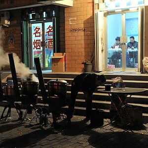 Zum Frühstück gibt es Bautze.
Die Öfen stehen auf der Straße.
Gegessen wird aber drinnen.
(9727)