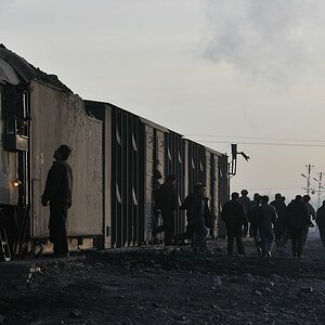 Morgendlicher Personenzug
von Dongbolishan nach Xibolizhan
mit JS8195, zwei Güterwagen mit Kohleofen
und einem Steuerwagen
(4262)