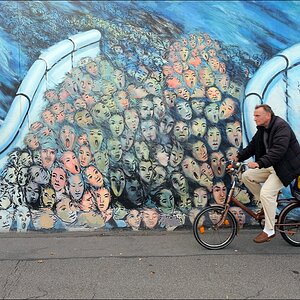 Berlin 25.09.2012 - East Side Gallery - Radler