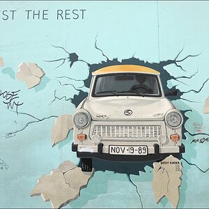 Berlin 25.09.2012 - East Side Gallery - Trabbi
