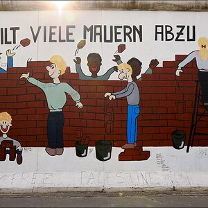 Berlin 25.09.2012 - East Side Gallery - Mauern abbauen