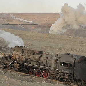JS8167 wartet am Bagger.
Der Zug wid beladen.
Wenn der Bagger einmal tutet, muss der Zug um einen Wagen vorfahren.
Im Hintergrund kommt ein weiterer L
