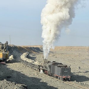 Wenn der Bagger zweimal tutet ist der
Zug voll.
Mit Volldampf geht es auf die Rampe
JS8167
(1820)