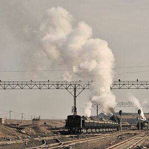 Eine JS durchfährt Xibolizhan.
Andere Loks halten zum Wasserfassen.
0557