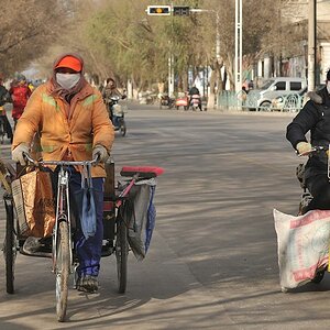 Wettrennen
Straßenkehrerin mit Muskelkraft gegen Powershopping mit EBike
0701