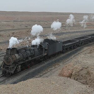 JS8225 mit leeren Kohlezug fährt nach dem Bekohlen
von Xibolizhan in die Grube
1190