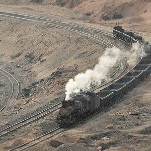 JS8195 mit leeren Kohlezug fährt nach dem Bekohlen
von Xibolizhan in die Grube