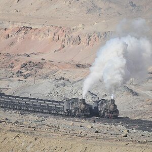 JS8081 begeget einen weiteren Kohlezug
bei der Ausfahrt aus dem Tagebau.
3765