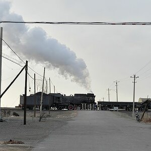 JS8089 passiert auf dem Weg zur Kohlewäsche Xuanmeichang den alten Ort Sandaoling
2137