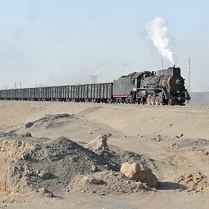 Beladener Kohlezug mit JS8368 zwischen den Untertageminen
Yijing und Enjing
0802