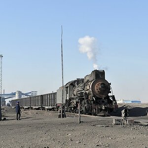 JS8366 rangiert in Enjing.
Der Bahnübergang bleibt offen.
Die Bahnwärterin hat alles im Griff.
0770