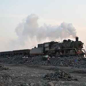 SY0770 auf der Abraumhalde in Fuxin
Im Vordergrund wird der Abraum sortiert und
nach Kohlestücken durchsucht
3809