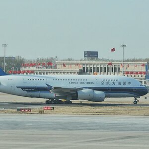 A380 der China Southern in Peking.
Es ist gerade der große Parteitag.
Ob aus diesem Grund das Flughafengebäude beflaggt ist? 3521
