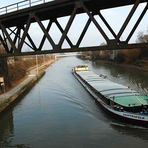 Die Adern der (alten) Montan-Industrie, Kanal und Schiene.