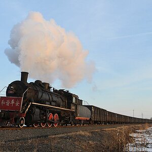 SY1085 mit Leerwagenzug zwischen
Wufeng und Zhuangmei
5343