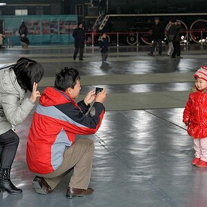 Familie im Eisenbahnmuserum in Peking
5608