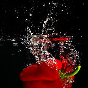 Paprika fällt ins Wasser