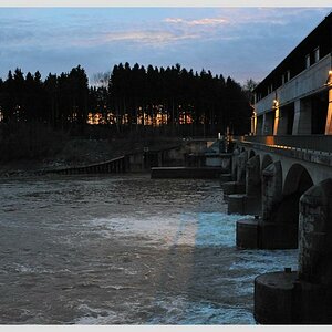 Hochwasser an der Inn-Staustufe Jettenbach

(D700, 35-135mm, Bl. 5,6, 4/3 abgeblendet)

Der Copyright-Hinweis steht drauf, weil die Aufnahme noch ande