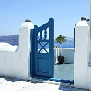 Tür zu einem Restaurant in Oia / Santorini mit Calderablick