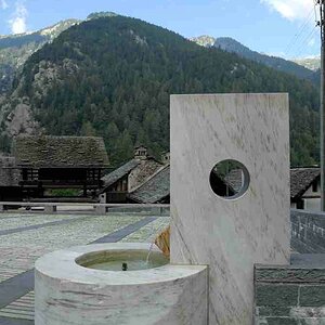 Wasserfall 1 alternativ
das Brunnenwasser fällt durch die runde Oeffnung im hochgestellten Granitquader