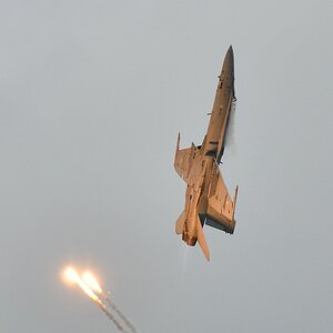 F-18 beim Flareausstoß