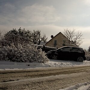 Auto in Schnee