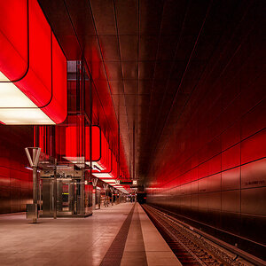 U-Bahn Station Hafencity Universität Hamburg in Rot