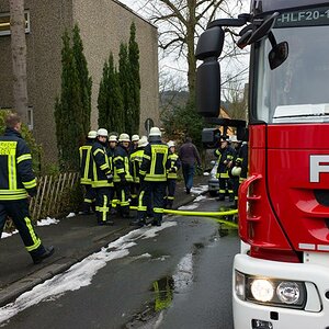 Einsatzkräfte vor Ort.   #1
