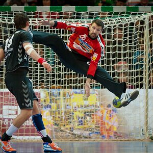 Primoz Prost (FA Göppingen) beim Abwehrversuch eines Wurfes beim Spiel Göppingen vs Eskilstuna Guif (Schweden) im Rahmen des EHF-Cups.