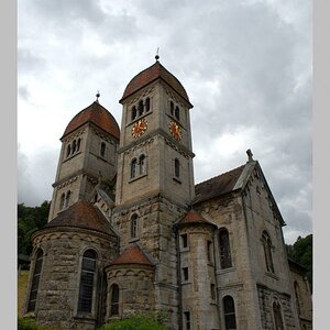 eine alte Kirche an der B27