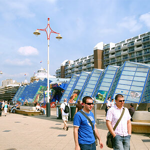 Scheveningen besitzt einen Fischerei-Hafen und eine lange Strandpromenade mit Geschäften, Restaurants, Sonnenterrassen und einem Aquarium. Hauptattrak