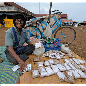 Teeverkäufer auf dem Pakxon Markt, Bolaven Plateau, Südlaos