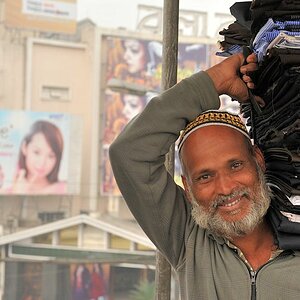 Ein Träger bringt die neuen Kleider ins Geschäft in Dhaka.
4316