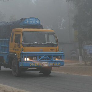 LKW im Morgennebel in Dinajpur
7371