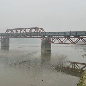 2411 mit Regionalzug auf der Atrai-Brücke
bei Chrirbandar
7487