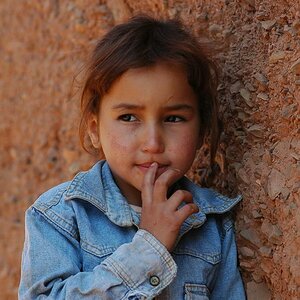 Kleines Mädchen in Bergsiedlung, Atlas-Gebirge/Marokko