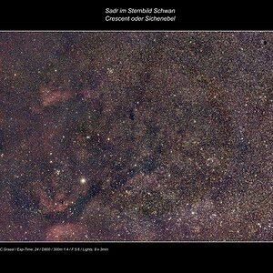 Sadr im Sternbild Schwan. Sichtbar ist auch der Crescent- bzw. Sichnebel. Blick in unsere Milchstrasse.