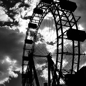 Riesenrad mit wolken SW