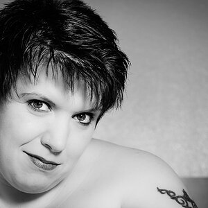 Meine Frau Nicol. Bounced flash gegen Wand und Decke angesteuert via CLS.