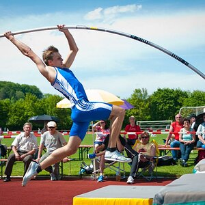 Stabhochspringer bei Lauf- und Sprungmeeting in Rechberghausen