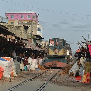 Mail20 mit Zuglok 2410 durchfährt Borgra
7809