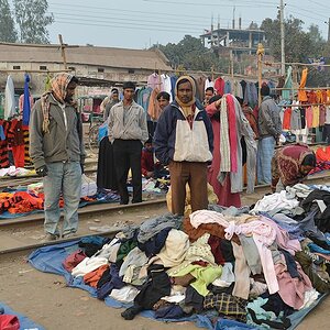 Markt auf den Bahnhofsgleisen von Bogra 7979