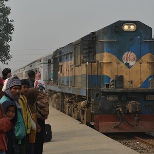 Expresszug nach Dhaka mit 6403
8338