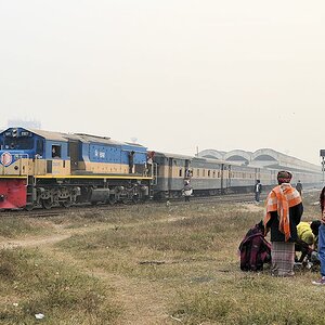 Ein Zug verläßt den Bahnhof von Dhakar/Kamalapur
Zuglok ist die 2927
5209