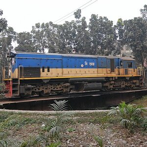 Im Bahnbetriebswerk wird die Lok 2925 auf der 
Drehscheibe für die Rückfahrt gedreht.
Der Antrieb efolgt von Hand
5198
