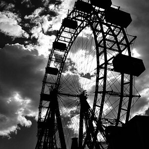 DSC 0283 Riesenrad mit wolken SW unausgerichtet passig