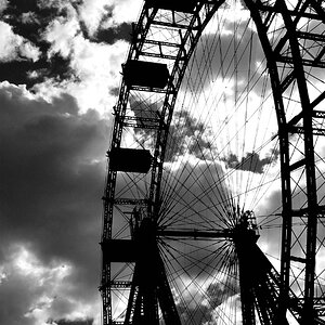 DSC 0283 Riesenrad mit wolken SW wuxi passig