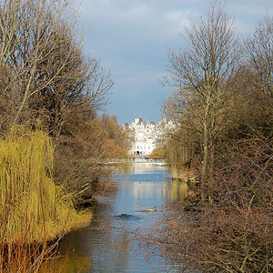 St. James Park
Oberhalb; Nähe von "South & West Africa Gates"
mit Sicht auf "Foreign & Commonwealth Office".