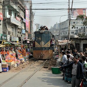 Reginalzug mit 2203 auf
der Fahr nach Dhaka in Narayanganj
0333